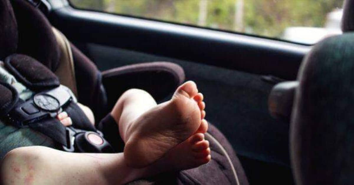 Bambino di 4 anni lasciato chiuso in macchina
