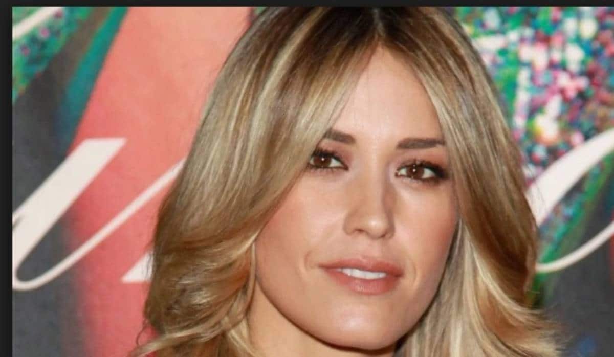 Elena Santarelli in clinica per un trattamento speciale al viso