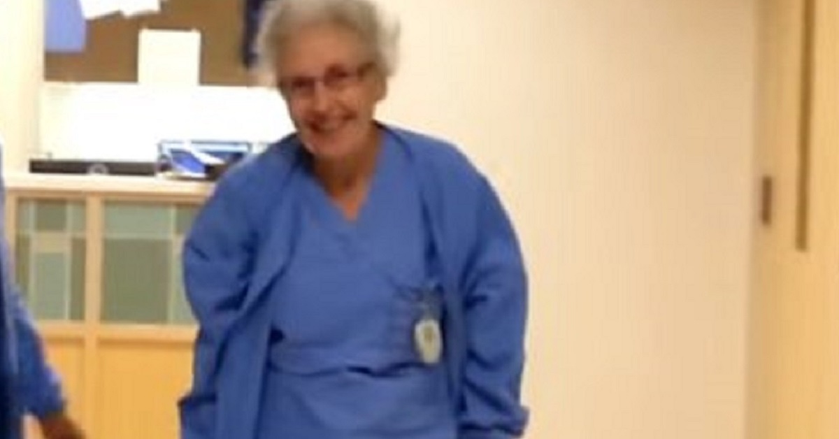 La storia emozionante di un’infermiera di 91 anni che continua a lavorare in ospedale