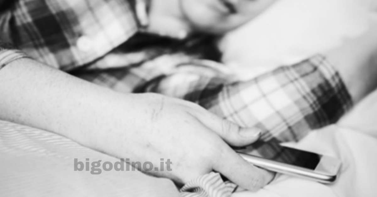 Muore fulminato per aver dormito con il cellulare