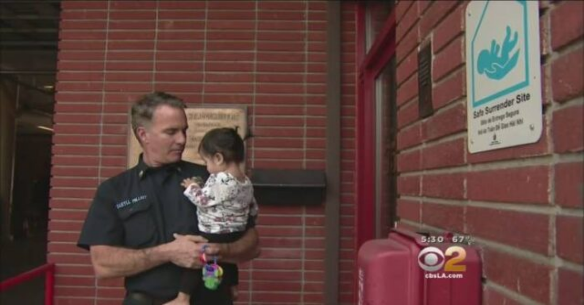 Una mamma si presenta alla stazione dei Vigili del Fuoco, per abbandonare la sua bambina
