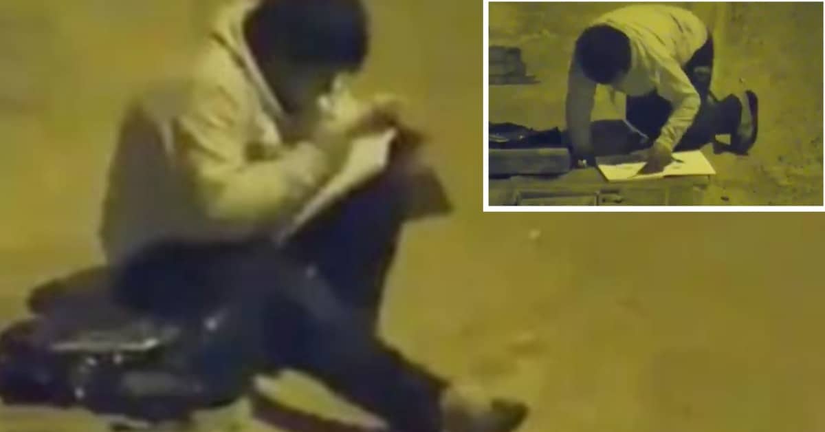 La storia di Victor, il bambino che fa i compiti sotto un lampione