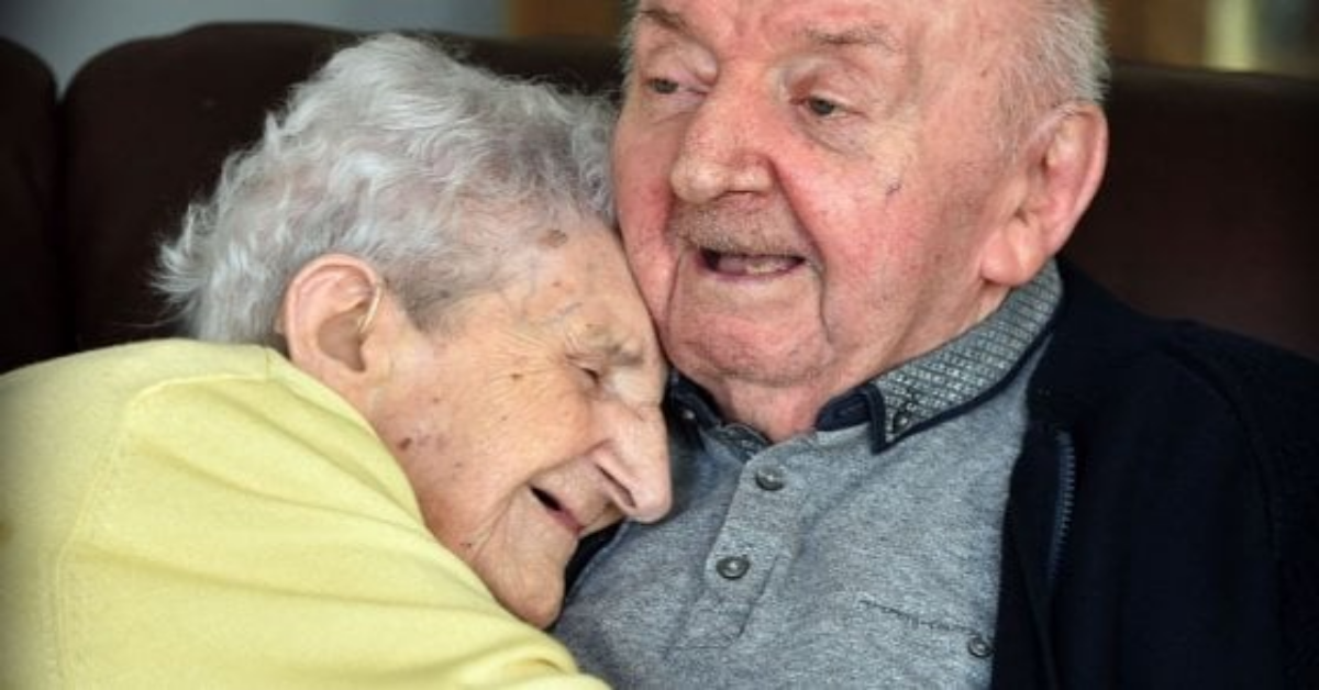 A 98 anni si trasferisce in una casa di cura, per prendersi cura di suo figlio ottantenne