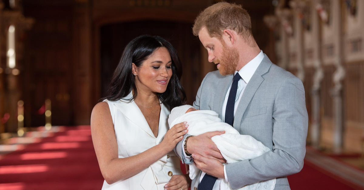 La prima foto del viso del principino Archie, in omaggio ad Harry, per la festa del papà