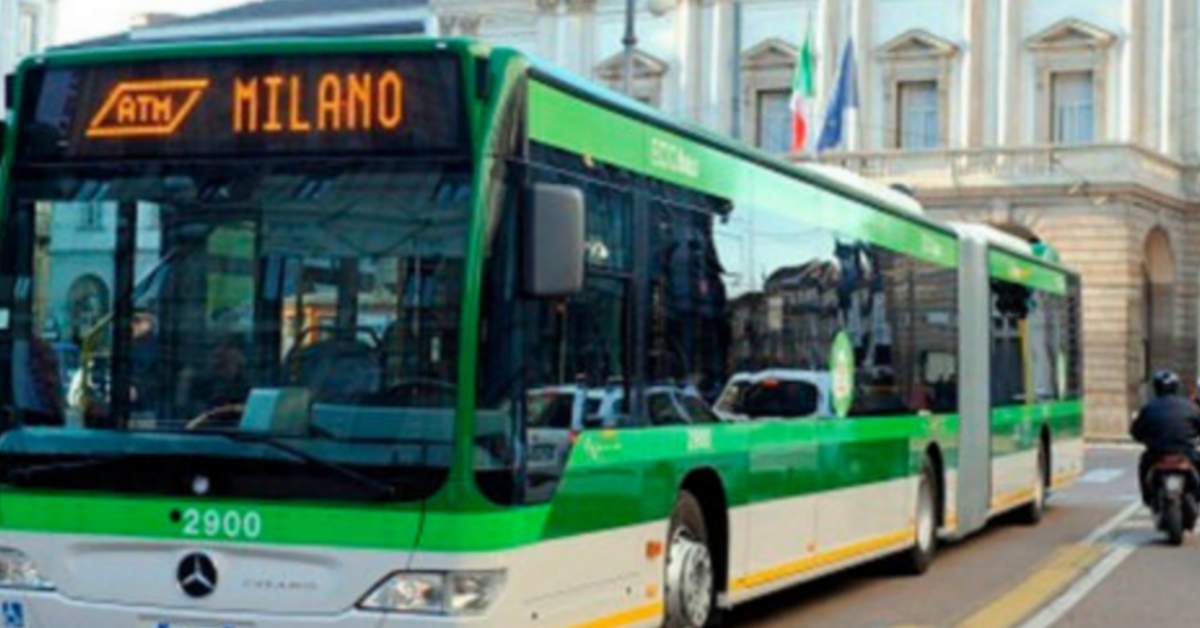 Milano, autista fa scendere dal bus una mamma, perché il suo passeggino non si chiude