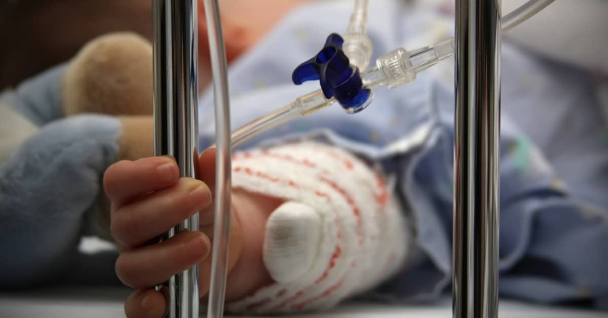 Bambino di 18 mesi ricoverato a Brescia: positivo alla droga