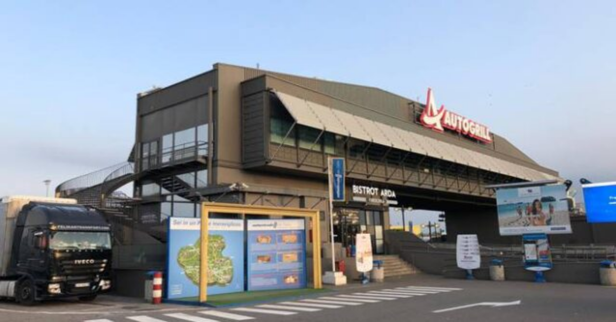 Bambino di otto mesi si ustiona nel ristorante dell’area di servizio: è grave