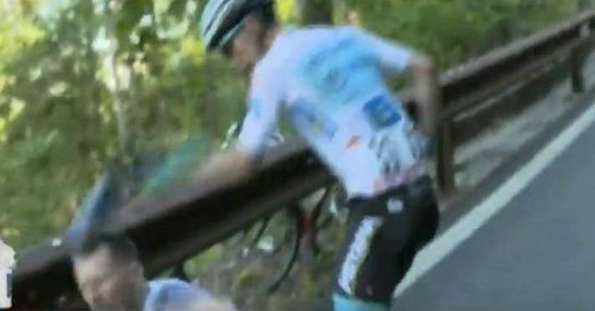 giro-ditalia-miguel-angel-lopez-schiaffeggia-tifoso