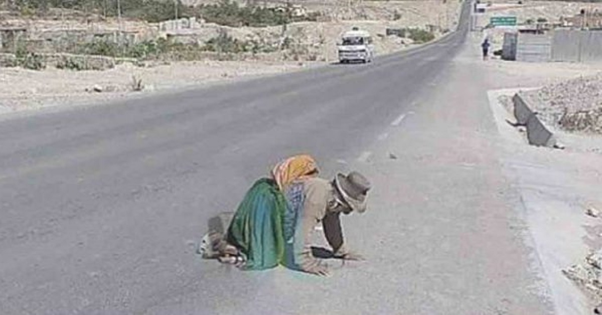 un’anziana signora che striscia