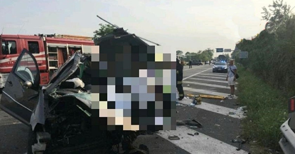 Venezia, auto si schianta contro bus