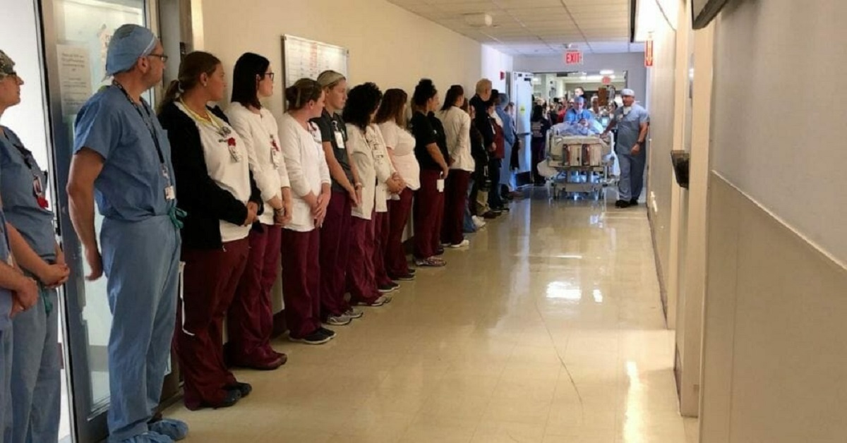 Più di 100 impegati dell’ospedale rendono onore all’infermiera