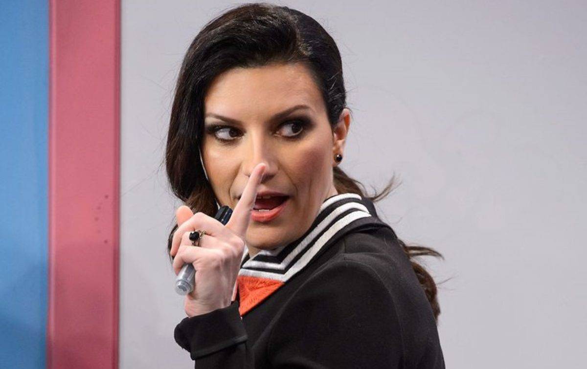 Laura Pausini insultata su Twitter dopo un suo commento