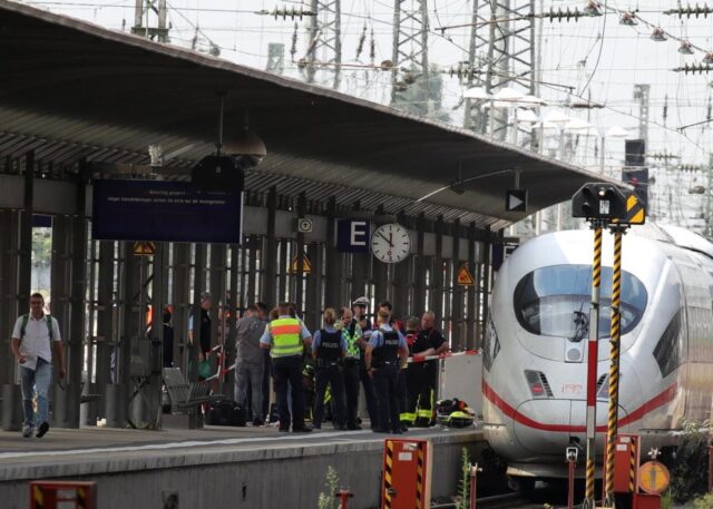 Francoforte-bambino-spinto-sotto-un-treno-ad-alta-velocità 1