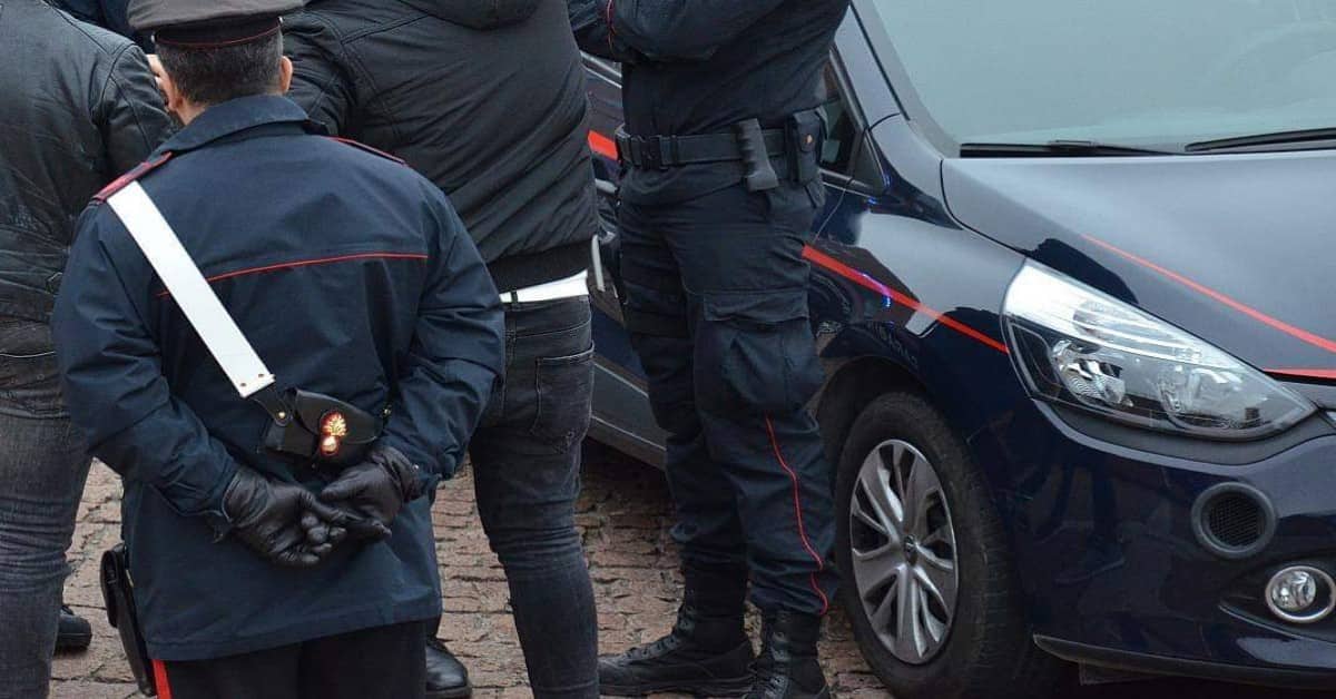 Maestre scoprono lividi sul corpo di una bimba di 3 anni ed avvisano immediatamente i carabinieri