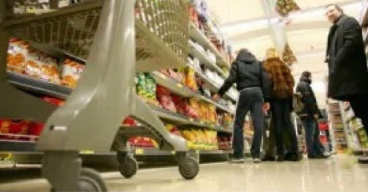 Roma, ruba dolce per fame: 90enne viene fermato dalla polizia, che gli fa la spesa