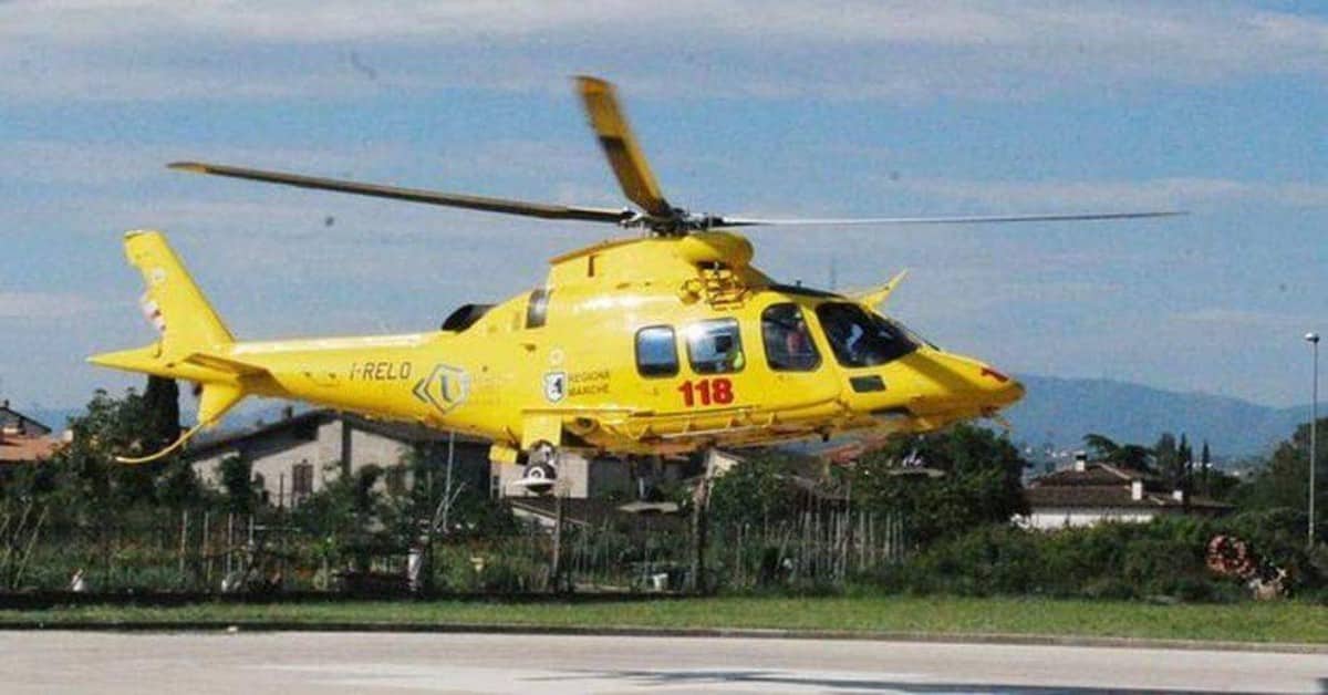 Mamma travolta dal pesante cancello della casa, è grave