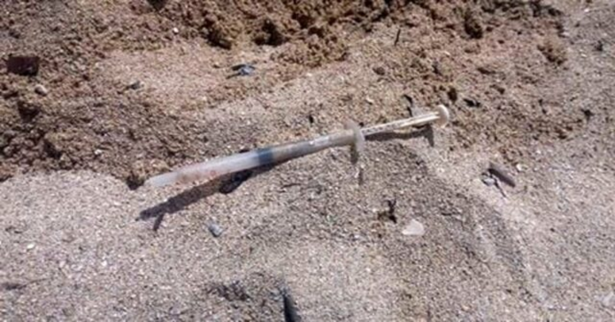 Vecchiano, bambina di 4 anni punta da una siringa in spiaggia