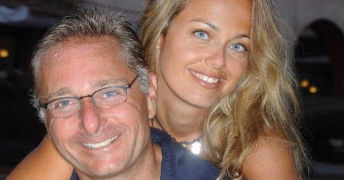 Sonia Bruganelli, moglie di Paolo Bonolis, bacia un altro uomo su Instagram