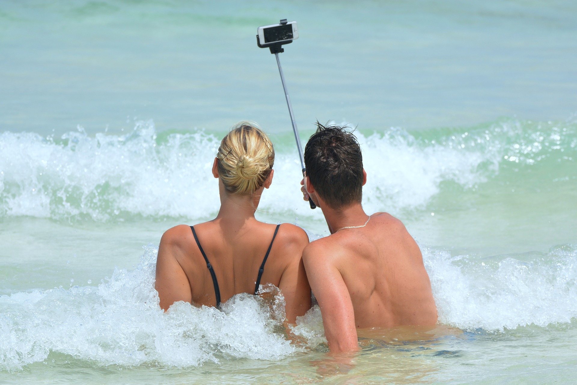 Regole per l’uso corretto del cellulare in spiaggia