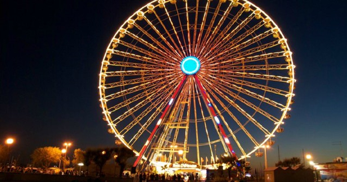 Rimini, uomo si lancia senza vestiti dalla ruota panoramica