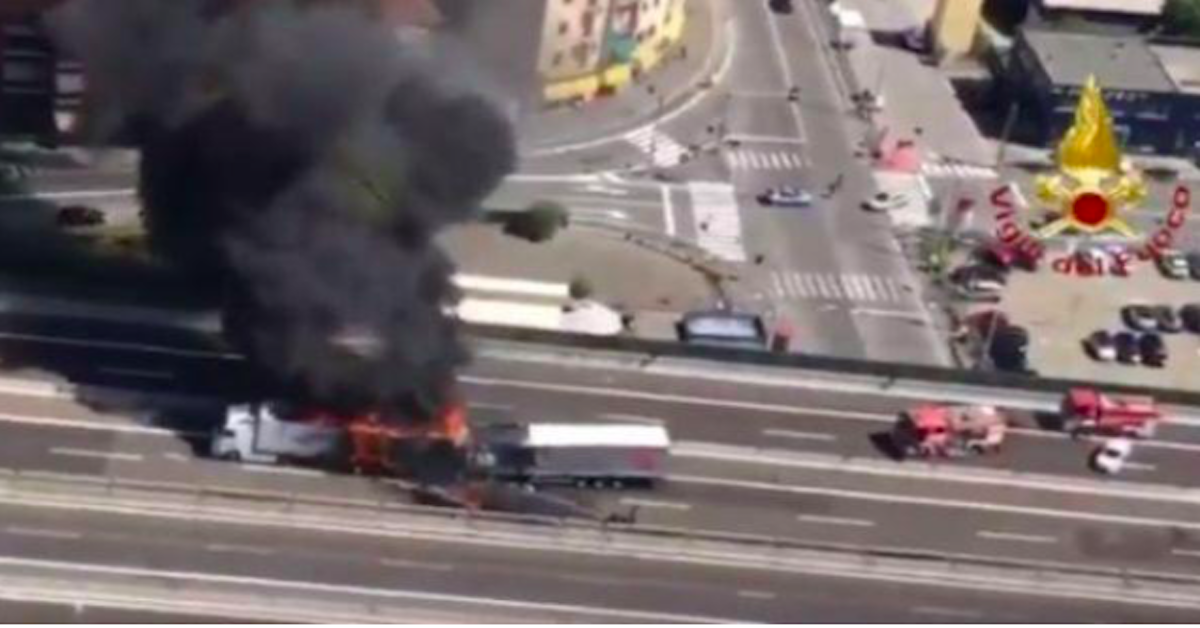 Bologna: incidente A14, scontro tra due camion. Un morto