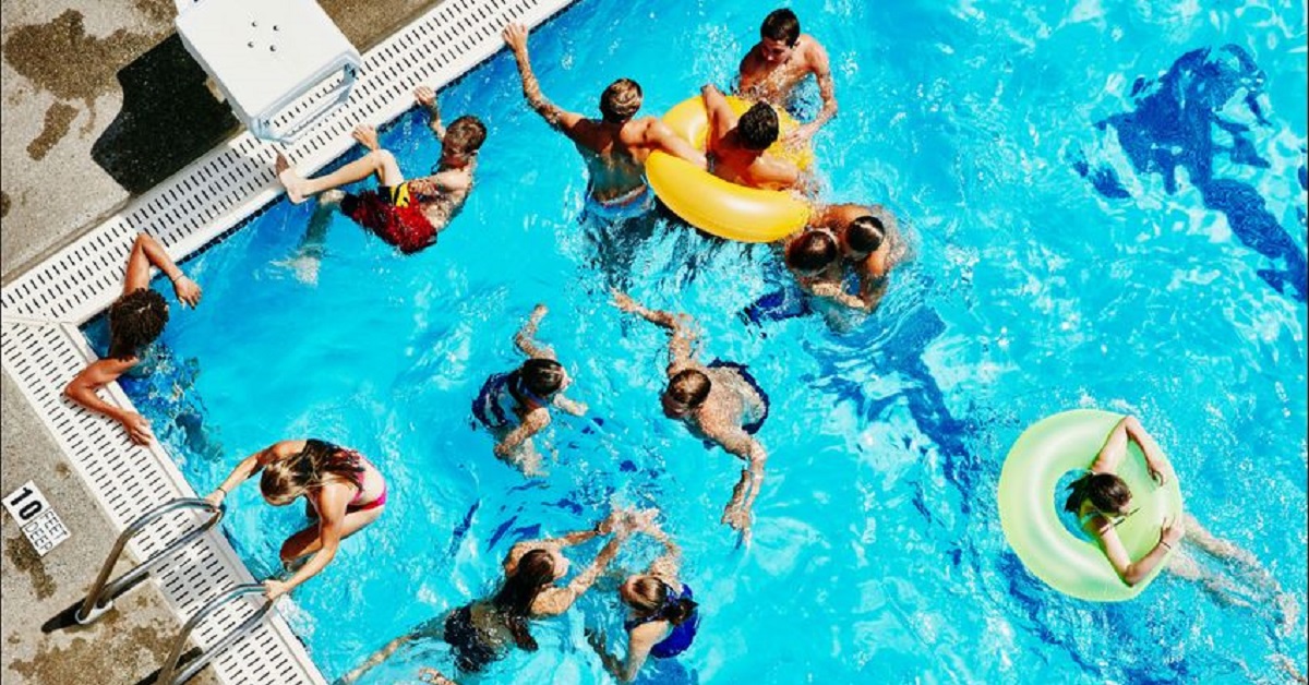 La verità disgustosa dietro all’odore di cloro in piscina