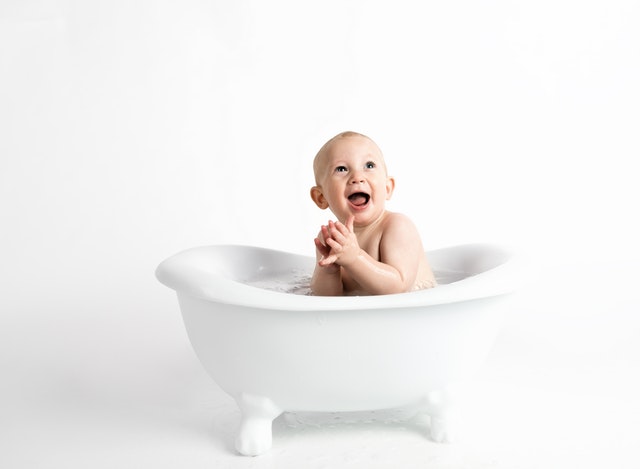 Come lavare un neonato: consigli per fare il bagnetto