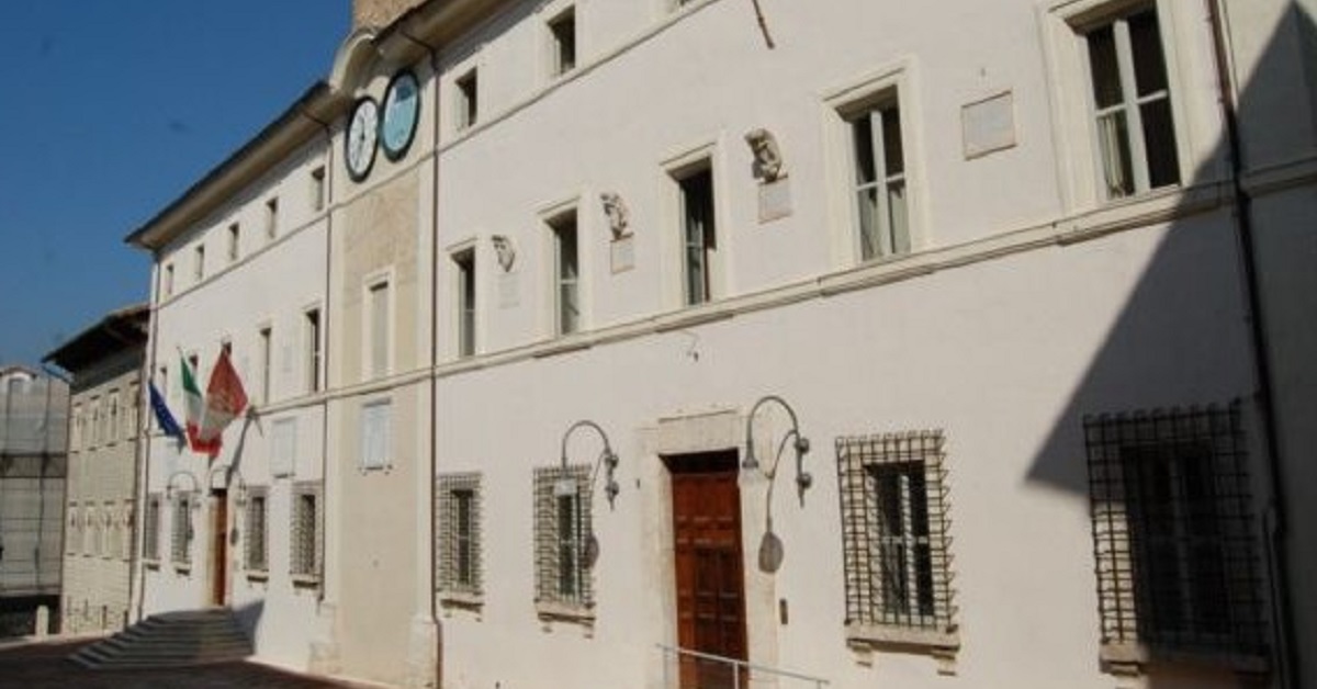 Spoleto, sindaco e assessore devolvono lo stipendio ai poveri