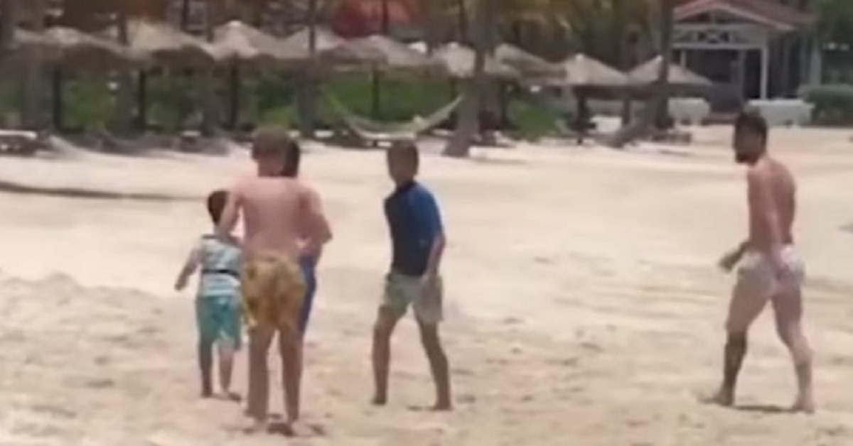 Un ragazzo di 11 anni gioca a calcio sulla spiaggia con Messi