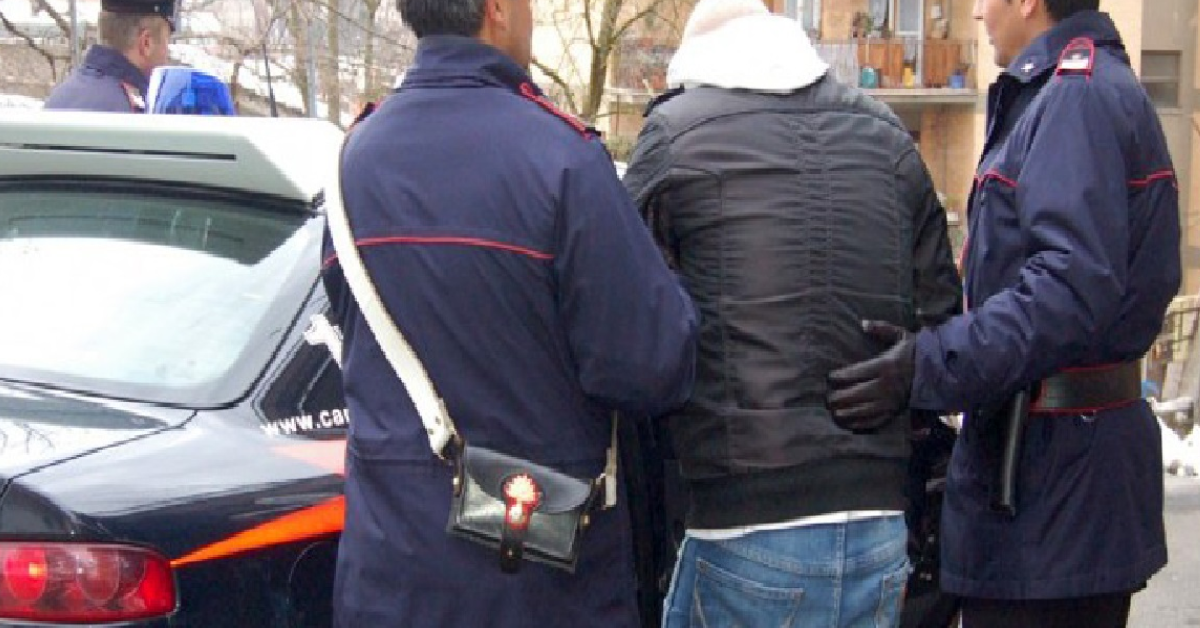 Aquilano arrestato per aver preso a calci il cane della vicina