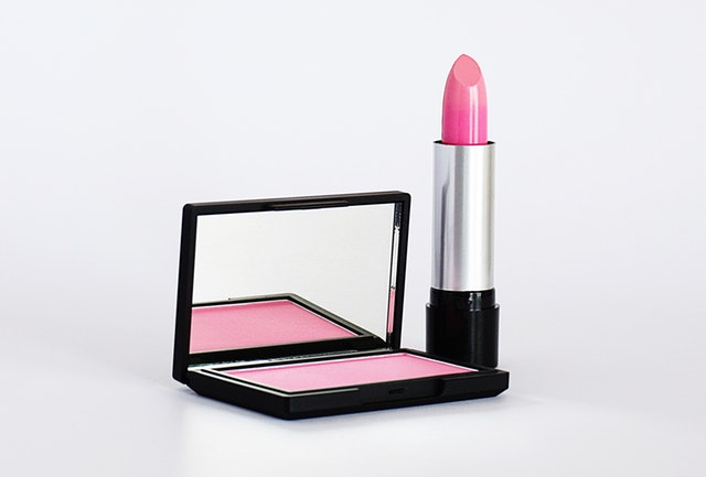 Rossetto come ombretto, per un make up brillante
