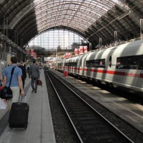 Francoforte-bambino-spinto-sotto-un-treno-ad-alta-velocità