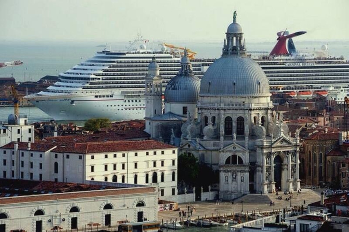 Venezia, quanti grandi navi veloci passano?