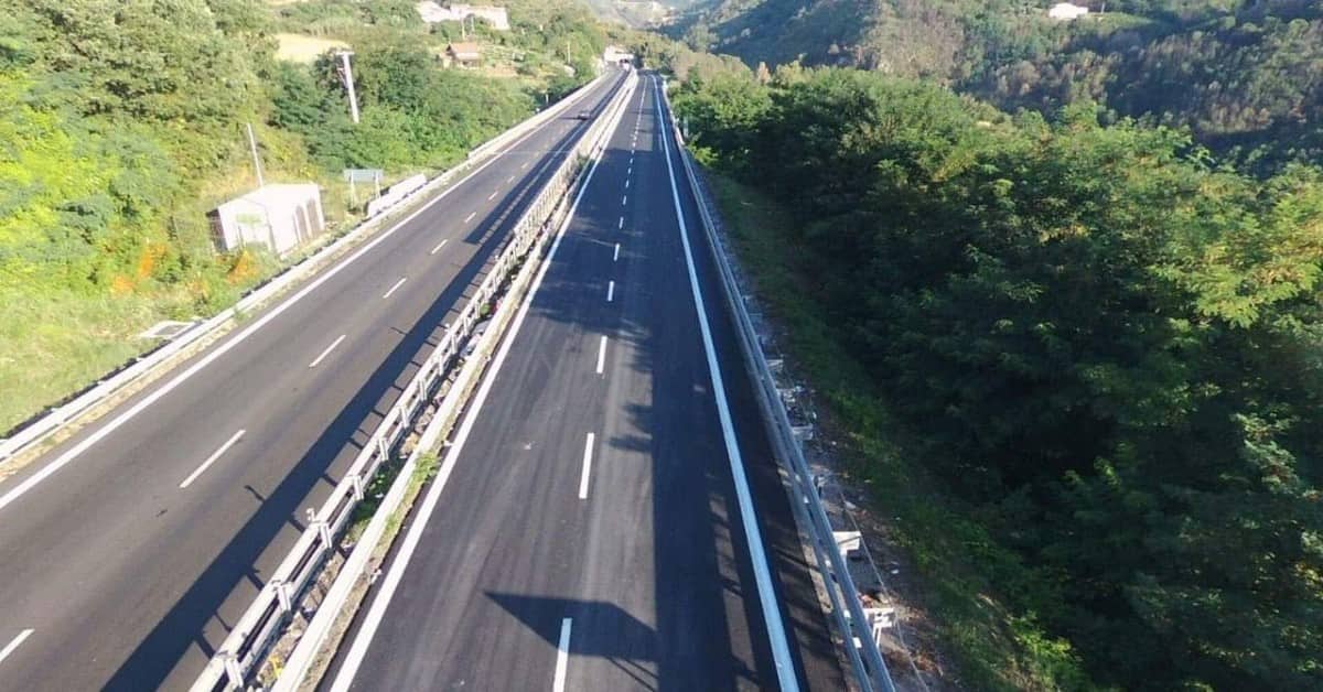 Tragedia in autostrada, padre e figlio perdono la vita