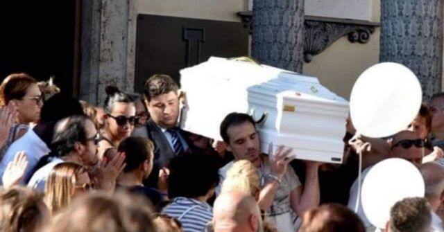 i-funerali-di-Alessandro-Liberti-e-l'ultimo-saluto-dei-suoi-compagni