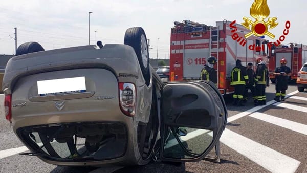 incidente-a4-auto-si-ribalta-a-bordo-c'era-una-neonata 1