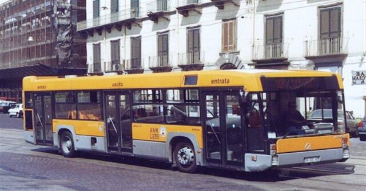 Deve partorire, prende l’autobus e la multano: parla il controllore