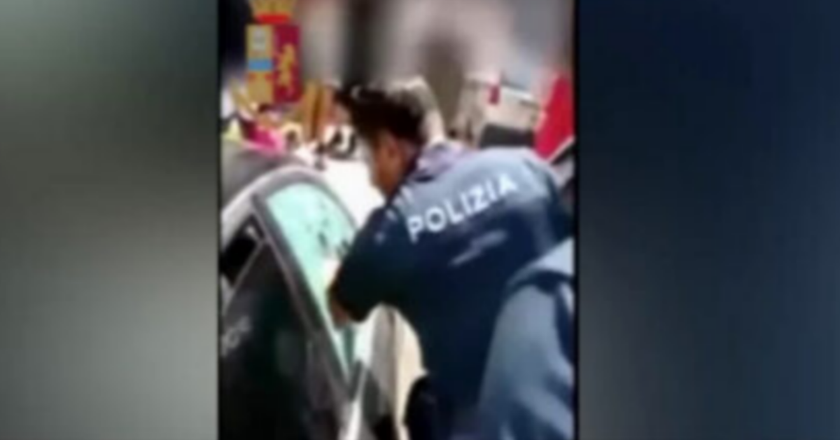 Napoli, polizia salva un cane lasciato in auto, sotto il sole