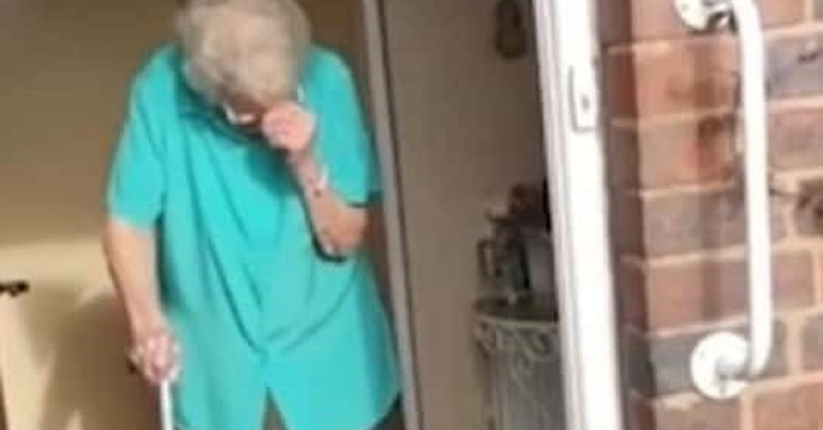 Spazzini sorprendono una donna con una torta per i suoi 100 anni
