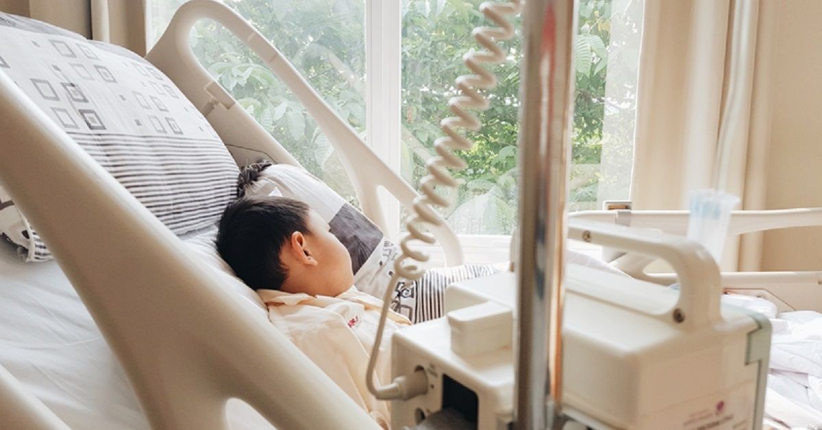 Capalbio, due bambini di 5 e 11 anni cadono dalla finestra