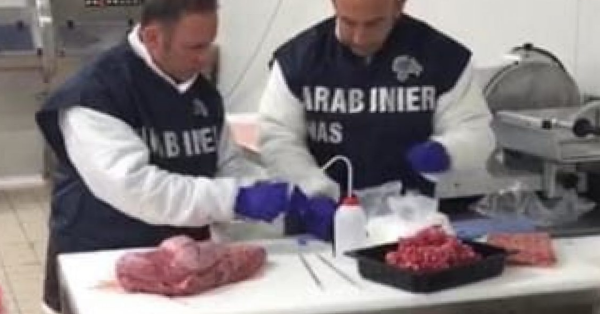 Torino, scoperti macellai che “truccano la carne” con il bisolfito di sodio, facendola sembrare fresca