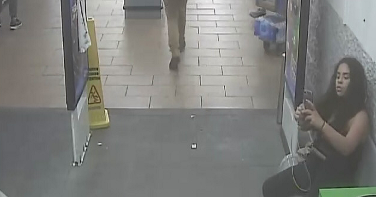 Donna arrestata in un supermercato dopo aver urinato su una patata in un supermercato