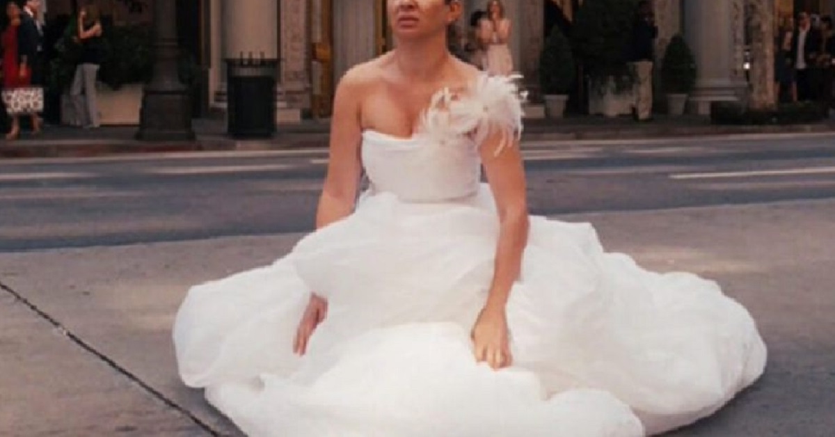 Dopo una bevanda detox, sposa rovina con la diarrea il suo abito da 15mila dollari