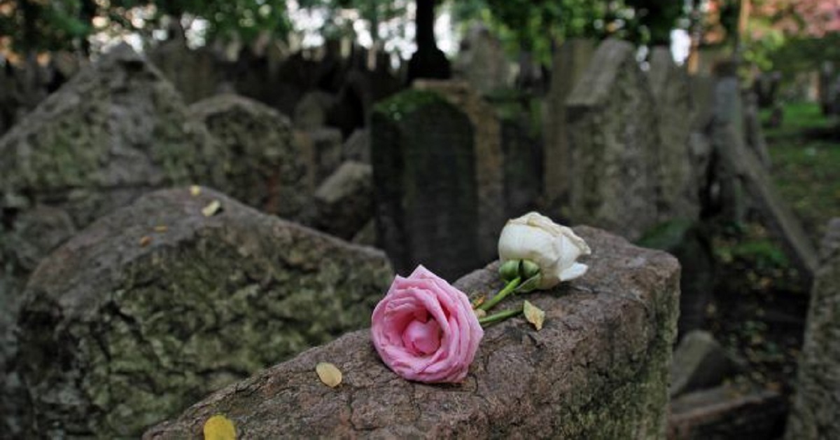 Donna muore e vieta alla figlia di partecipare al funerale