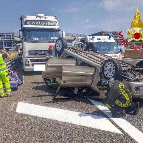 incidente-a4-auto-si-ribalta-a-bordo-c'era-una-neonata