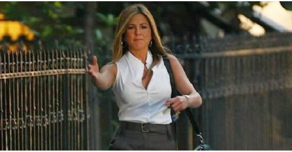 Jennifer Aniston raccoglie le feci di un cane