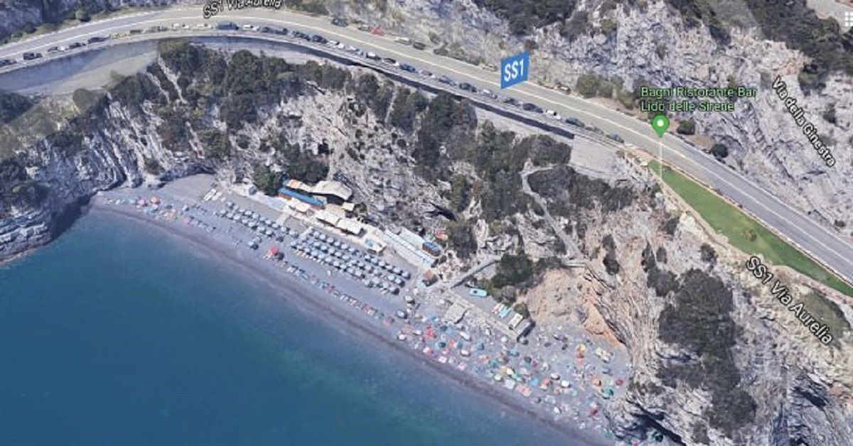 Savona, cassonetto lanciato in spiaggia: confessa un ragazzo di 17 anni