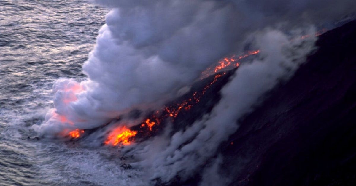 Stromboli, violenta esplosione del vulcano che torna ad eruttare