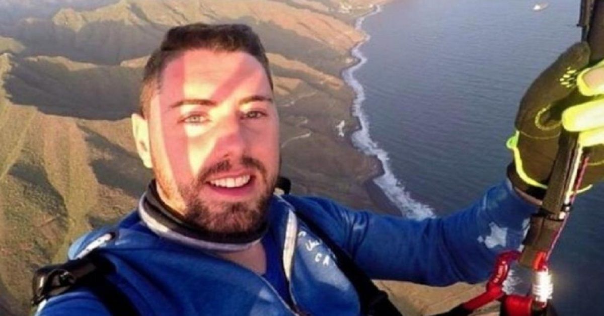 Si registra saltando con il paracadute, da una torre di 50 metri