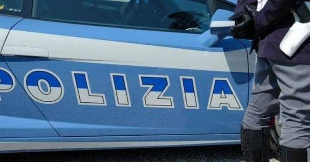 Roma, bambina di dieci anni, minaccia di gettarsi dal cordone del terzo piano